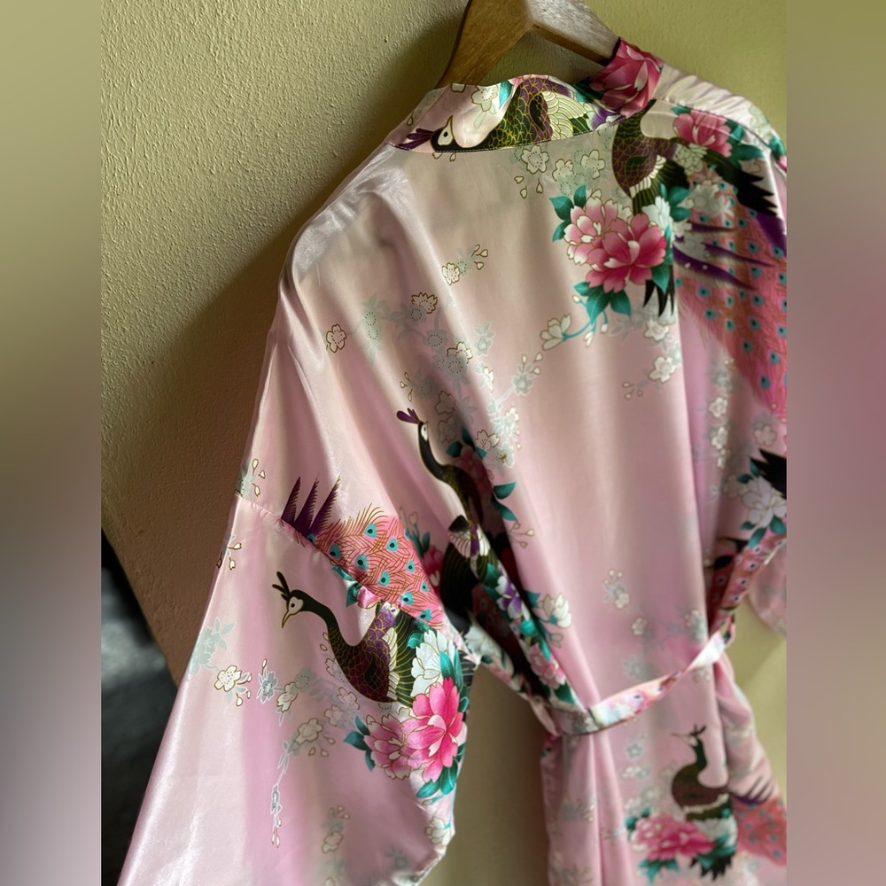 Pink Satin Floral Kimono / Robe. Peacock and Floral Motif. Size Large - Picture 6 of 15
